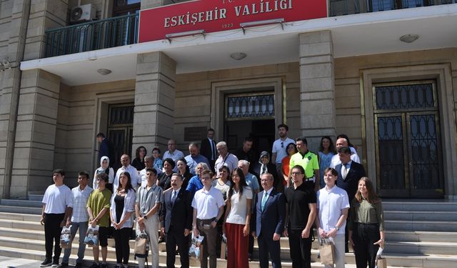 Eskişehir'de başarılı öğrencilere hediyeler verildi