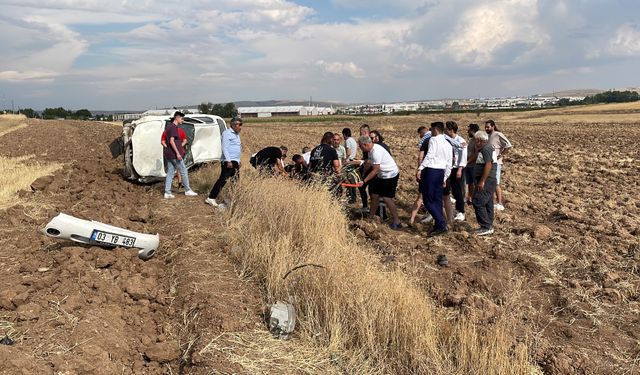 Trafik kazasına düğün konvoyundan müdahale!