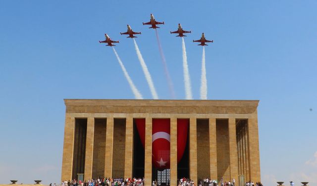 30 Ağustos'a özel Anıtkabir saygı uçuşu!