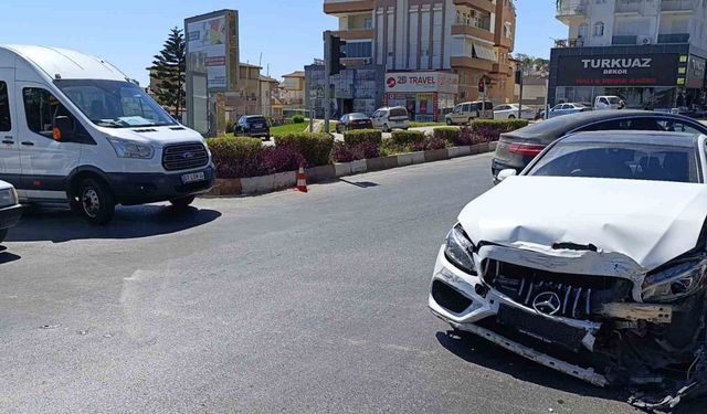 Antalya’da 3 araçlı zincirleme kaza: 2 yaralı