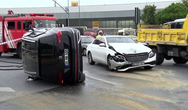 Beyoğlu’nda kaza yapan araç takla attı