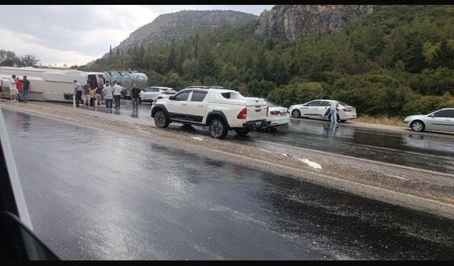 Düğüne giden midibüs kayganlaşan yolda devrildi: 1’i ağır, 20 yaralı