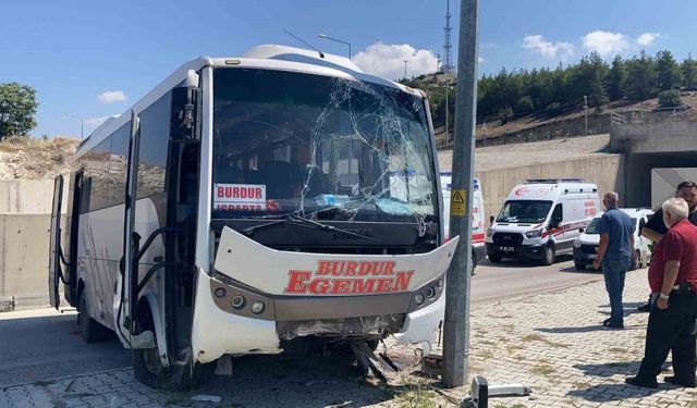 Freni patlayan yolcu midibüsü üst yoldan otogar içine düştü:15 yaralı