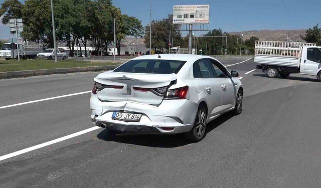 İki otomobilin çarpıştığı trafik kazası: 3 yaralı