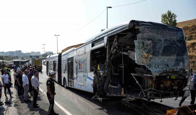 İstanbul Valiliğinden metrobüs kazası açıklaması: 1 ölü, 38 yaralı