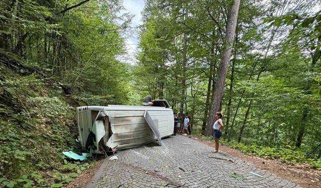 Kamp için Yedigöller’e gelen çiftin karavanı devrildi: 2 yaralı