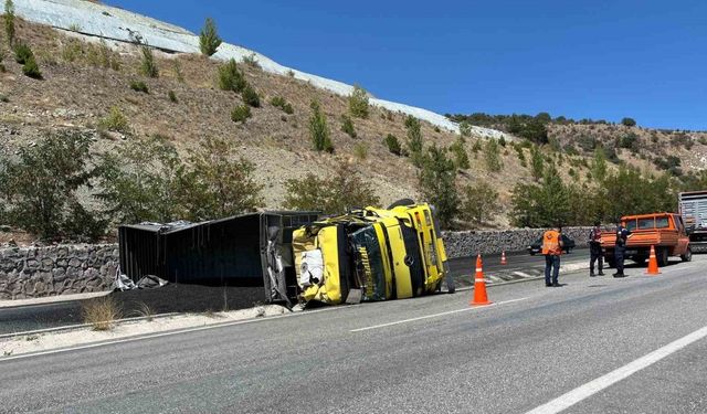 Kömür yüklü tır devrildi: Yol trafiğe kapandı