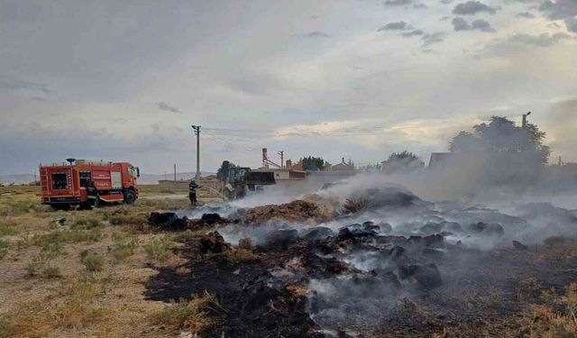 Konya’da çıkan yangında saman balyaları yandı