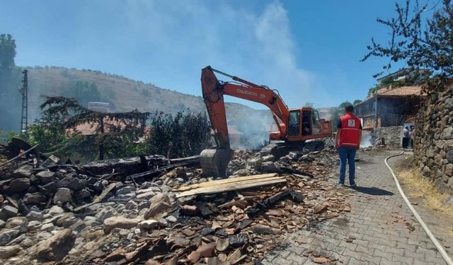 Köyde çıkan yangın 3 evi küle çevirdi