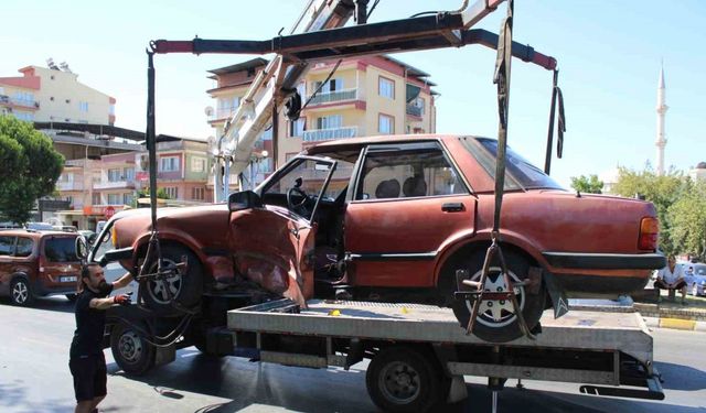 Otomobilde sıkışan sürücüyü itfaiye kurtardı