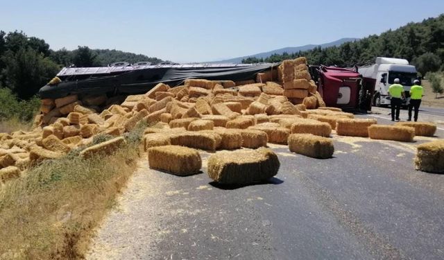 Saman yüklü tır devrildi, yol ulaşıma kapandı