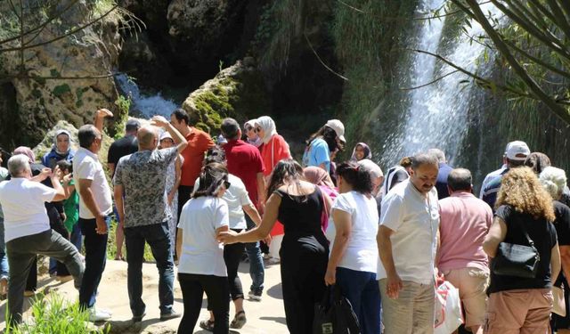 Sıcaktan kaçan şelalede serinledi