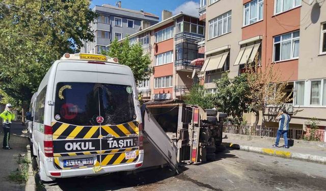 Süt yüklü kamyonet devrildi: 2 yaralı