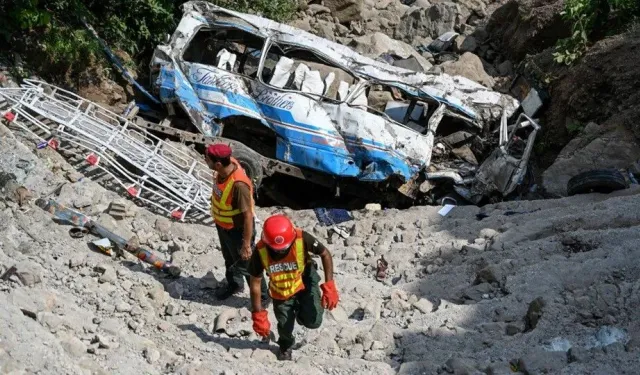 Yolcu otobüsü şarampole yuvarlandı: 29 ölü!