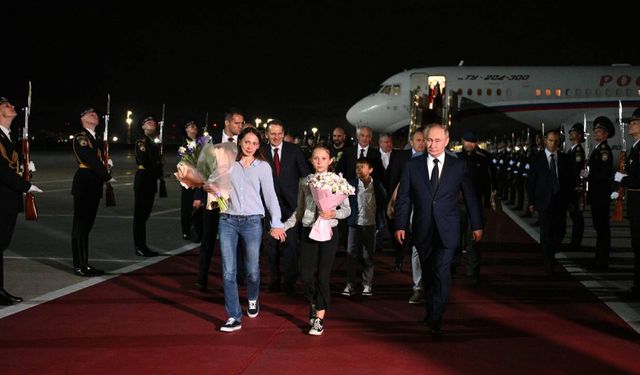 Vladimir Putin, Rus esirleri havaalanında karşıladı