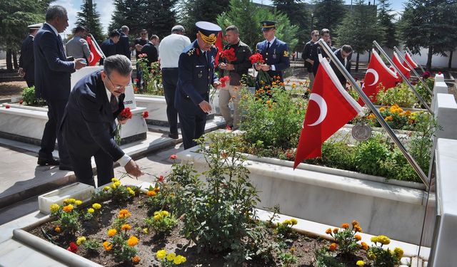 Eskişehir'de şehit kabirleri ziyaret edildi