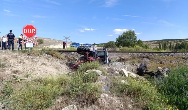 Yolcu treni traktöre çarptı