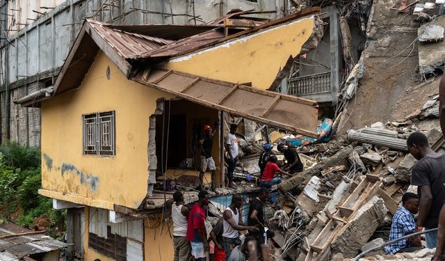 Sierra Leone’de bina çöktü: 8 ölü!