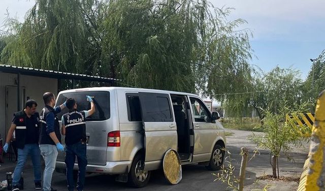 Kurşunlanan minibüs, polis uygulama noktasına sığındı