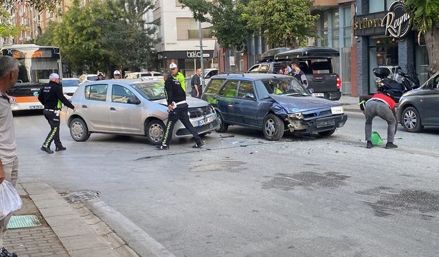 Eskişehir'de 2 otomobil çarpıştı: 1 yaralı!