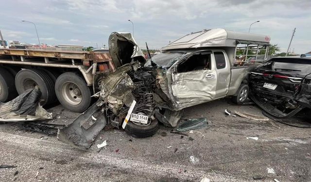 Bangkok'ta freni boşalan tır, araçların arasına daldı: 17 yaralı