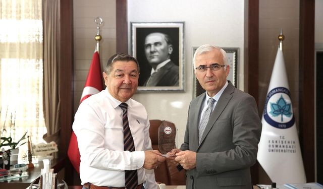 ESOGÜ Rektörü Prof. Dr. Kamil Çolak'a plaket takdimi