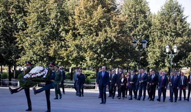 Kurtulmuş, Moskova’daki Meçhul Asker Anıtı’na çelenk bıraktı