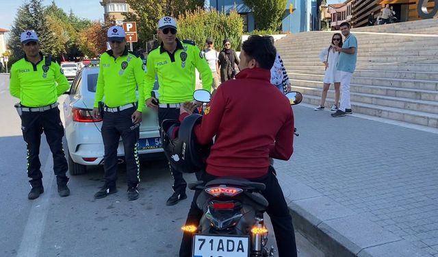 Kaskı koluna taktı cezayı yedi!