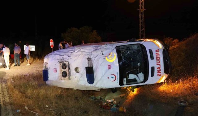 Ambulans şarampole devrildi: 3 yaralı