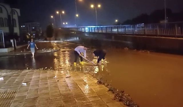 Çorum’da sağanak yağış hayatı olumsuz etkiledi: Yollar dereye döndü, ev ve iş yerlerini su bastı