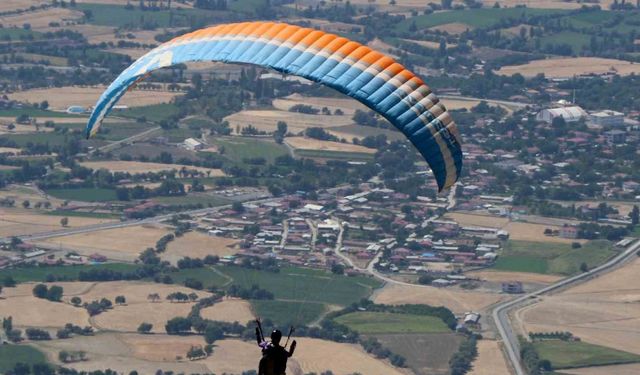 Dağda mahsur kalan paraşütçü kurtarıldı