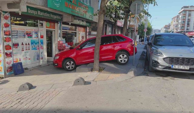 Fren yerine gaza basan sürücü marketin önüne düştü