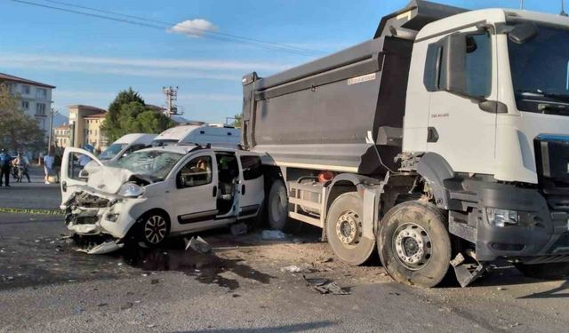 Hafif ticari araçla kamyon çarpıştı: 6 yaralı