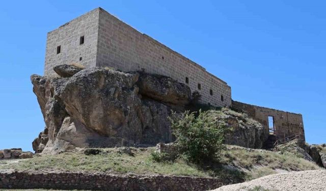 Kaya üzerindeki Yüksek Kilise ziyaretçilerin ilgi odağı