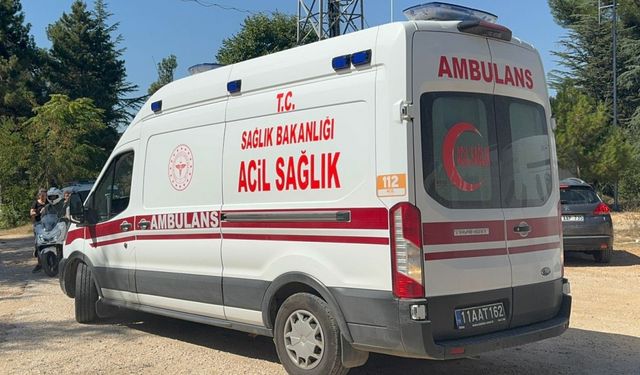 Kontrolden çıkan motosiklet 2 araca çarparak durabildi: 2 yaralı