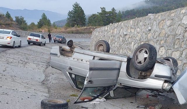 Kontrolden çıkan otomobil şarampole devrildi; 2 yaralı