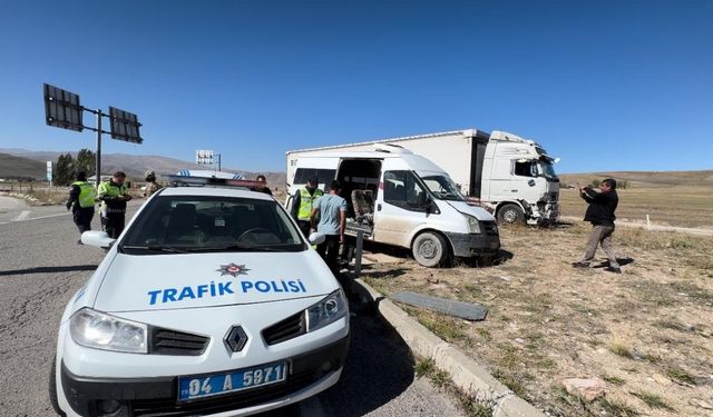 Kontrolsüz çıkan minibüs tırla çapıştı: 1’ağır, 3 yaralı