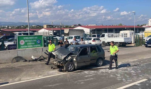 Otomobil, muayene sırasındaki 3 araca çarptı: 2 yaralı