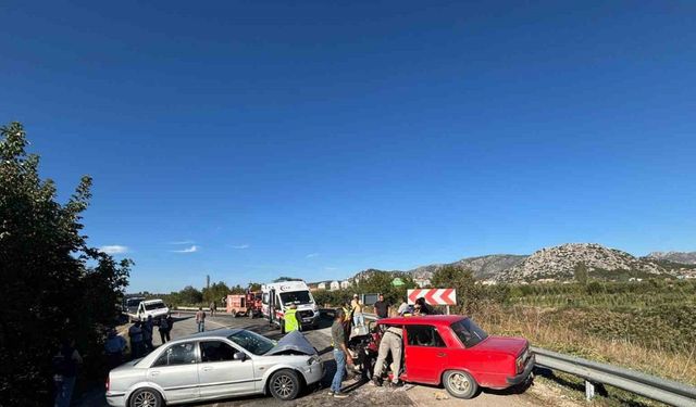 Otomobiller kafa kafaya çarpıştı: 2 yaralı