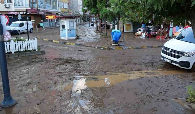 Sel suları çekildi, ilçe çamur deryasına döndü