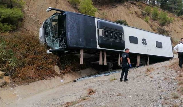 Yolcu otobüsü şarampole devrildi: 8 yaralı