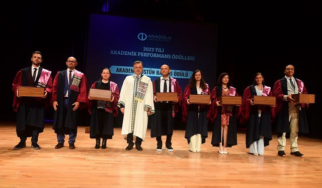 Anadolu Üniversitesi'nde ödüller sahiplerini buldu!