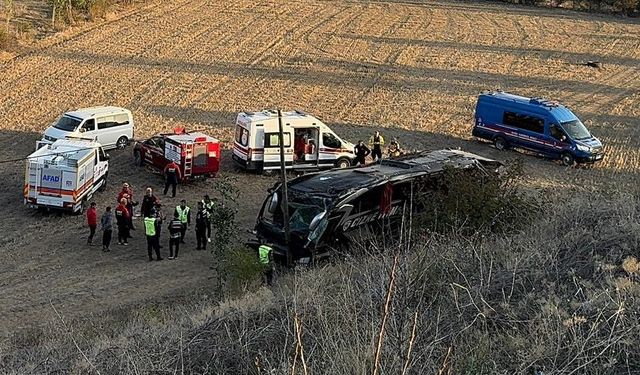 Yolcu otobüsü şarampole devrildi: 21 yaralı