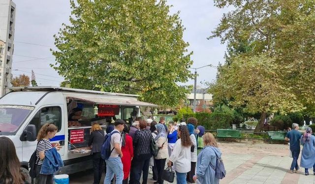 Eskişehir'de İkbal Uzuner ve Ayşenur Halil hayrına lokma dağıtıldı