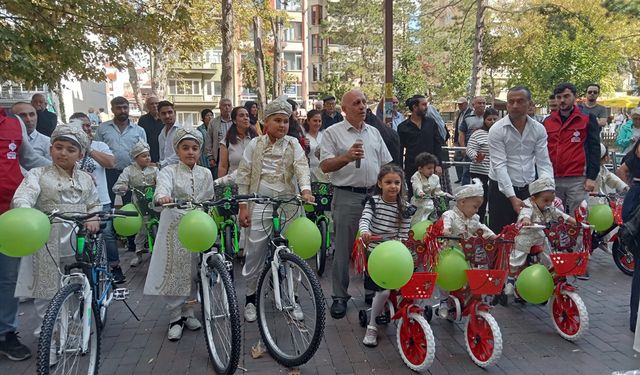 20 yetim çocuğa unutulmaz bir gün yaşattı