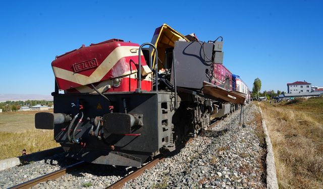 Yolcu treni beton pompasına çarptı; 1 ölü, 2 yaralı