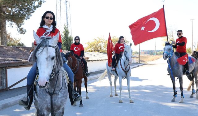 Eskişehir'de Cumhuriyet Bayramı'nı ata binerek kutladılar!