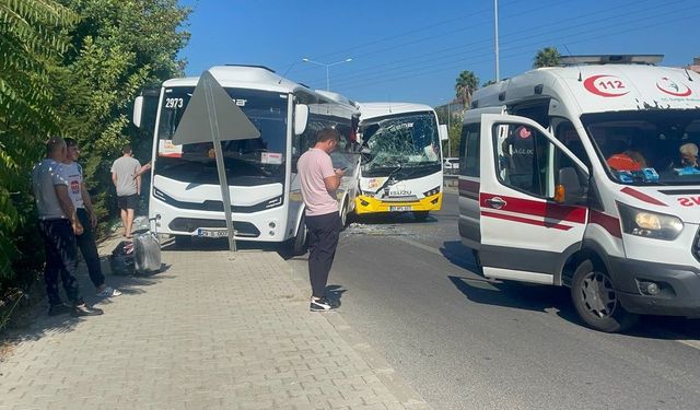 Antalya’da tur midibüsleri çarpıştı: 12 yaralı