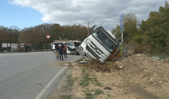 Çatalca’da minibüsle çarpışan hafriyat kamyonu devrildi: 1 yaralı