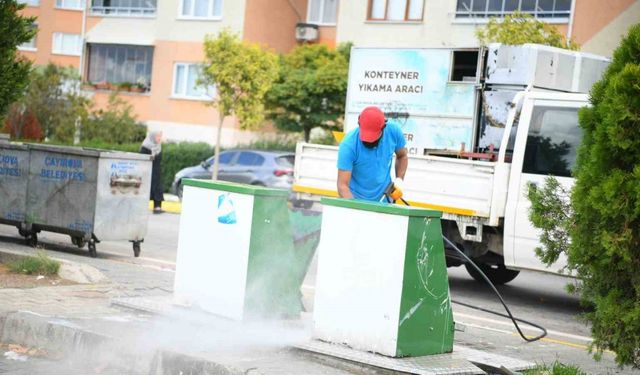 Çöp konteynerleri yıkanarak kötü konunun önüne geçiliyor